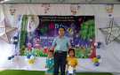 Đồng chí Phạm Hồng Kiêu Chủ nhiệm Uỷ ban kiểm tra Huyện uỷ thăm tặng quà các cháu học sinh Trường Mầm non Tam Thanh nhân dịp Tết Trung Thu